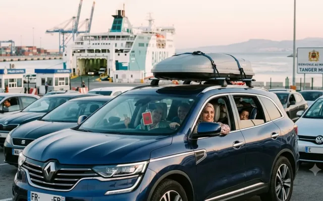 Illustration d’une famille en voiture au port de Tanger Med